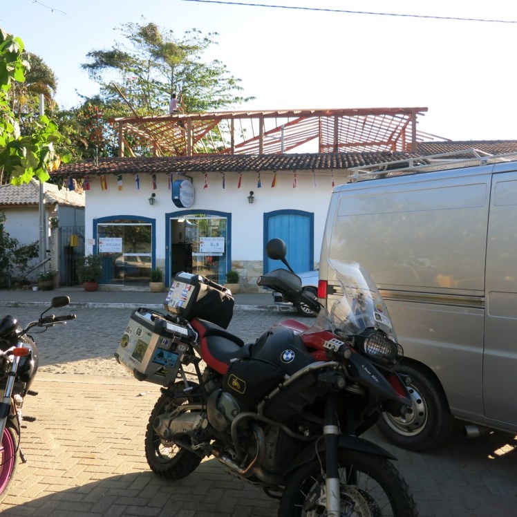 La moto duerme en la calle, por primera vez en este viaje... Al frente del Hotel
