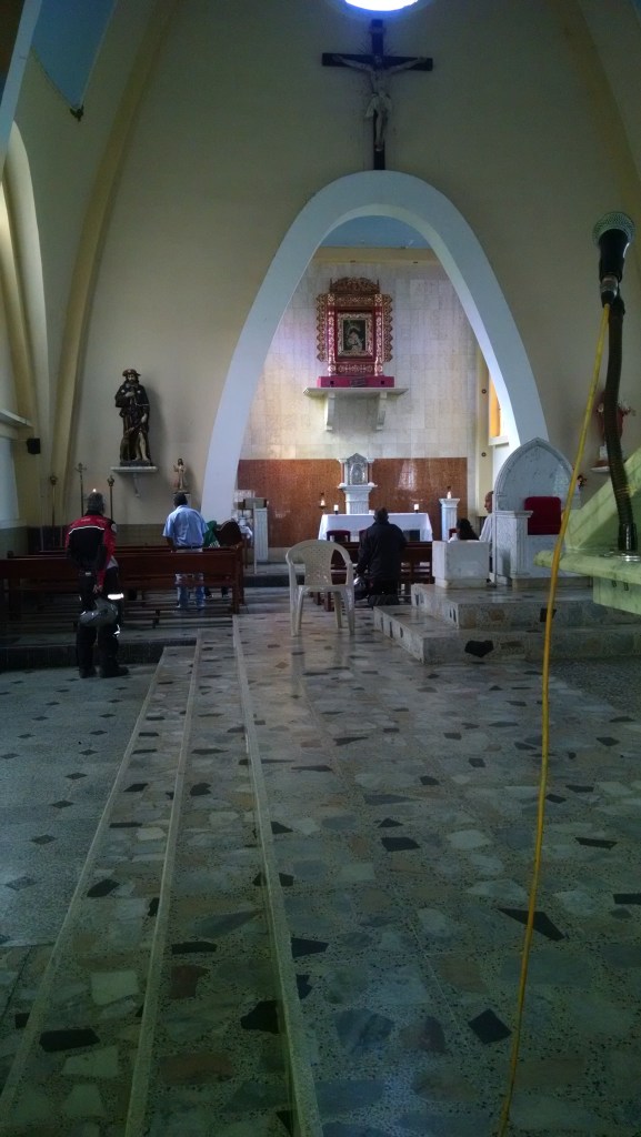 La foto no ayuda mucho, pero la imagen al fondo es la Virgen del Topo con Cristo en su regazo. Las caras son como en estilo de Guayasamin 