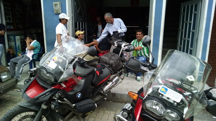 Nicolás en sus conversas con los locales