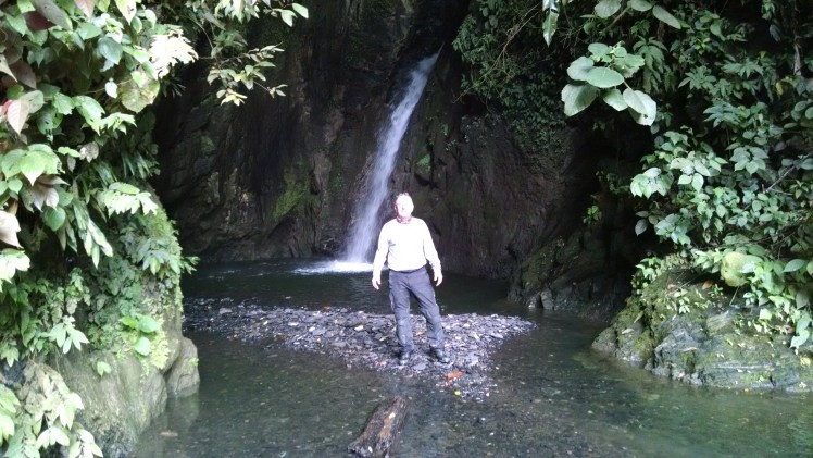En donde cae el agua se forma una piscina natural   muy provocativa