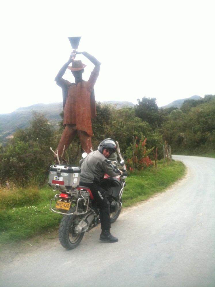 El autor a los pies del "Muñeco"