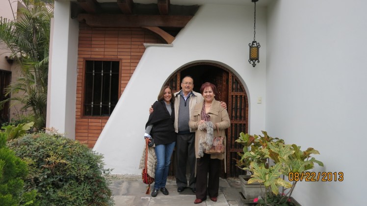 Gaba con Los Brujos en la puerta de su casa