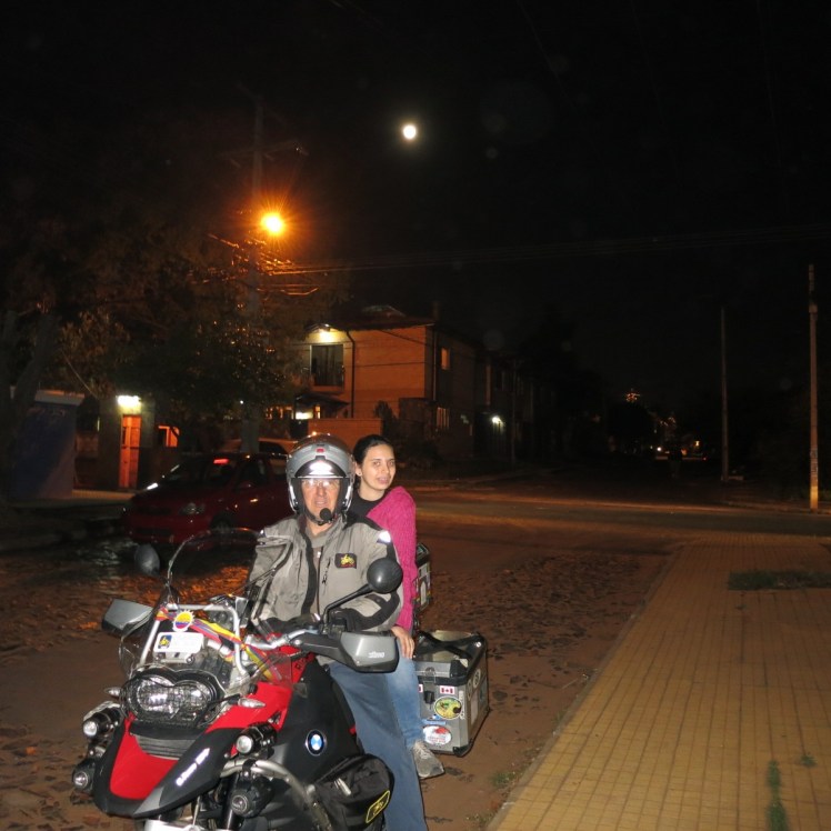 Con Juanita y una luna llena espectacular al fondo