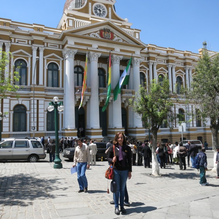 Gaba frente al congreso. Atras los politicos dando declaraciones a la prensa