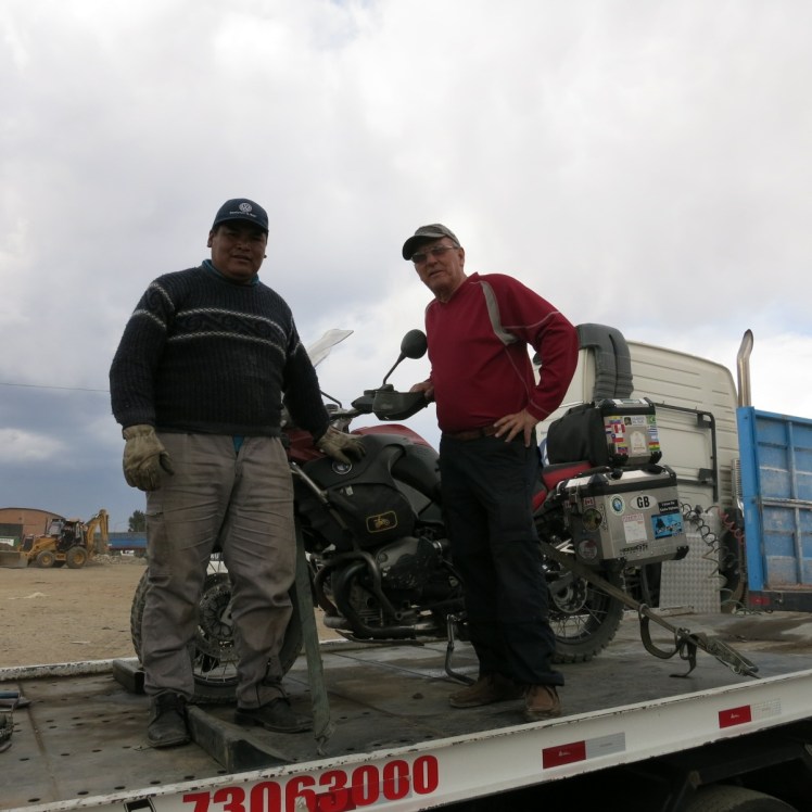 Con Bernardo, en el tercer vehículo de apoyo. 