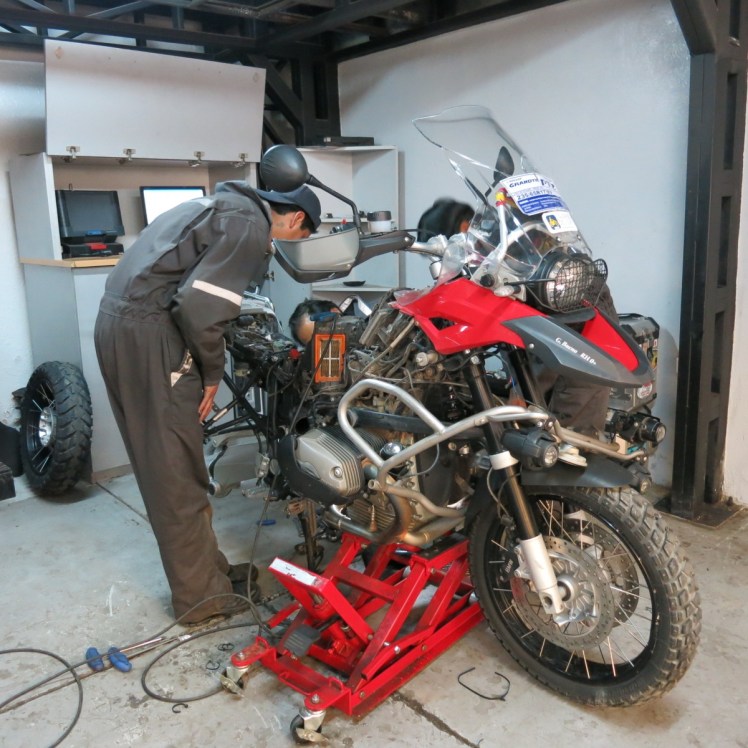 Tres mecánicos trabajando al tiempo