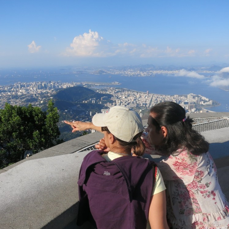 Mônica explicando para Gaba desde el Cristo