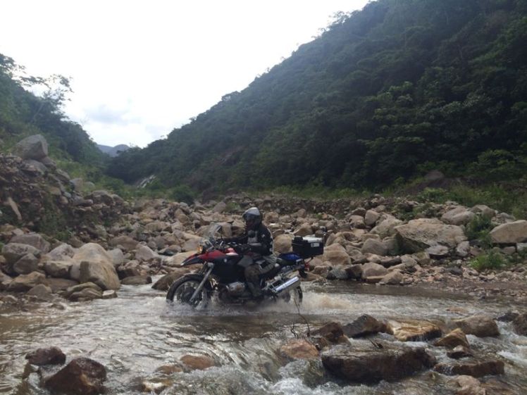 38 Arturo pasando quebrada