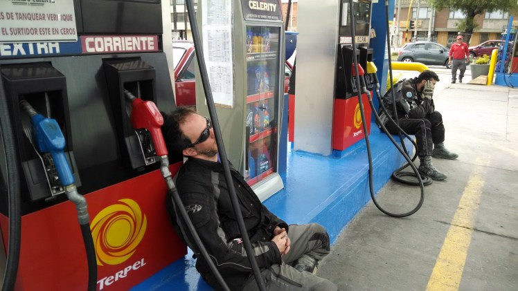 Tonny meditando y Sergio al fondo