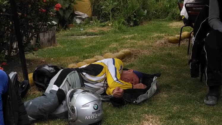 Arturo puede dormir donde sea... Y se levanta como nuevo !!