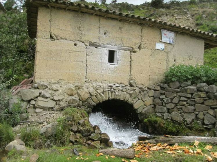 Molino de Agua con sus rastros de harina en la ventana