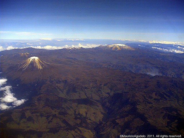 Nevado del Tolima en primer plano y Ruiz al fondo