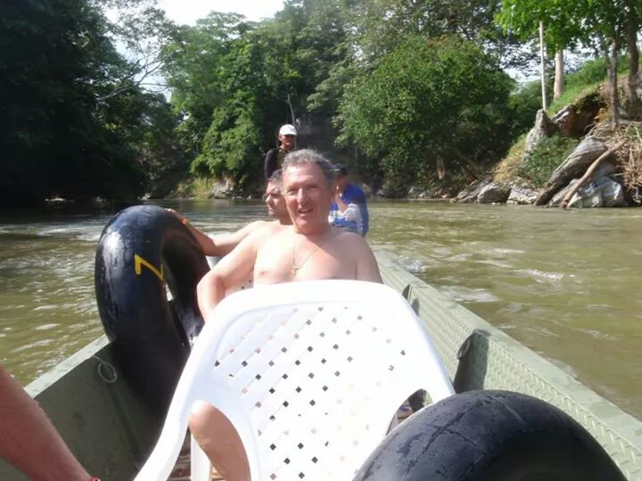 Rio arriba en bote....