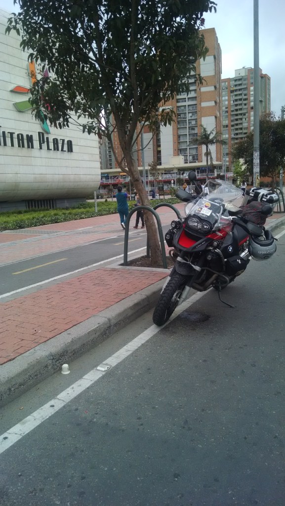 Frente a Titan Plaza. 