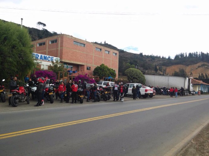 Colfrance - Motos a la derecha (llegan hasta el camión blanco)