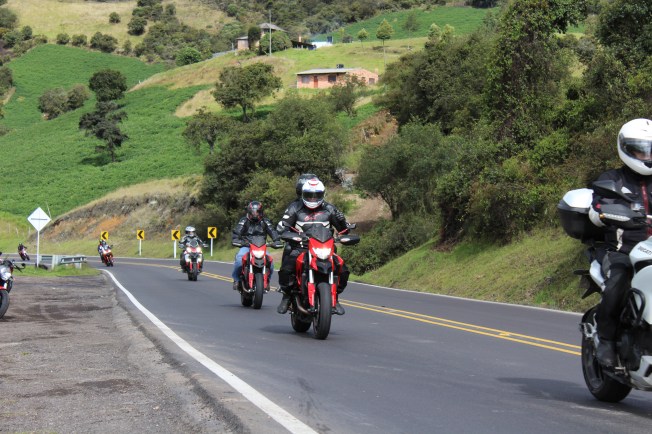 Unos por asfalto....