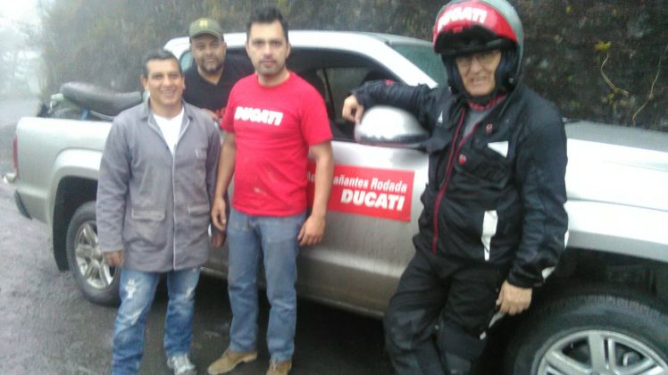 Rodrigo Gonzalez, Mauricio Huertas, Diedo Silva y este cronista con la camioneta puesta por Ducati