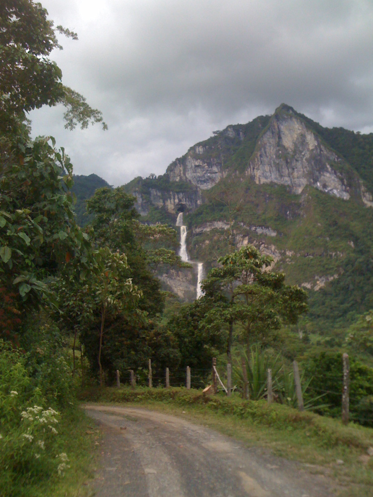 La ventana de la foto anterior es la boca de esta cascada
