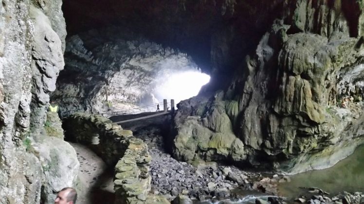 Caverna con una ventana al fondo