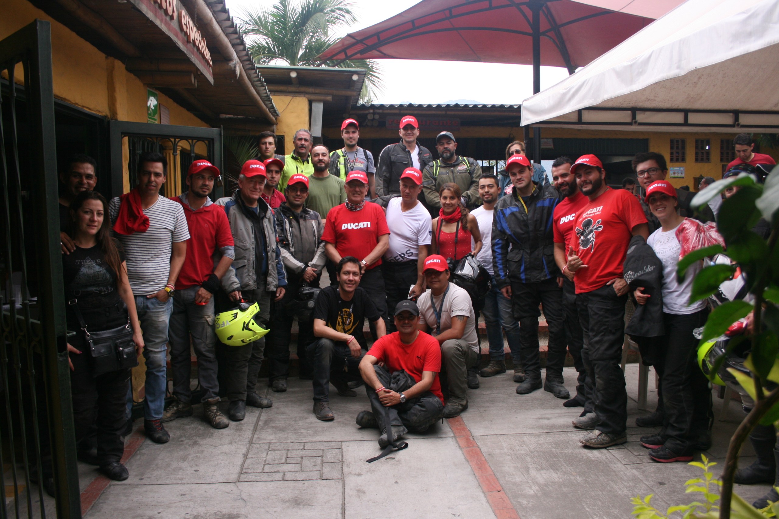 Algunos participantes estrenando cachuchas - Foto de Catalina Bueno