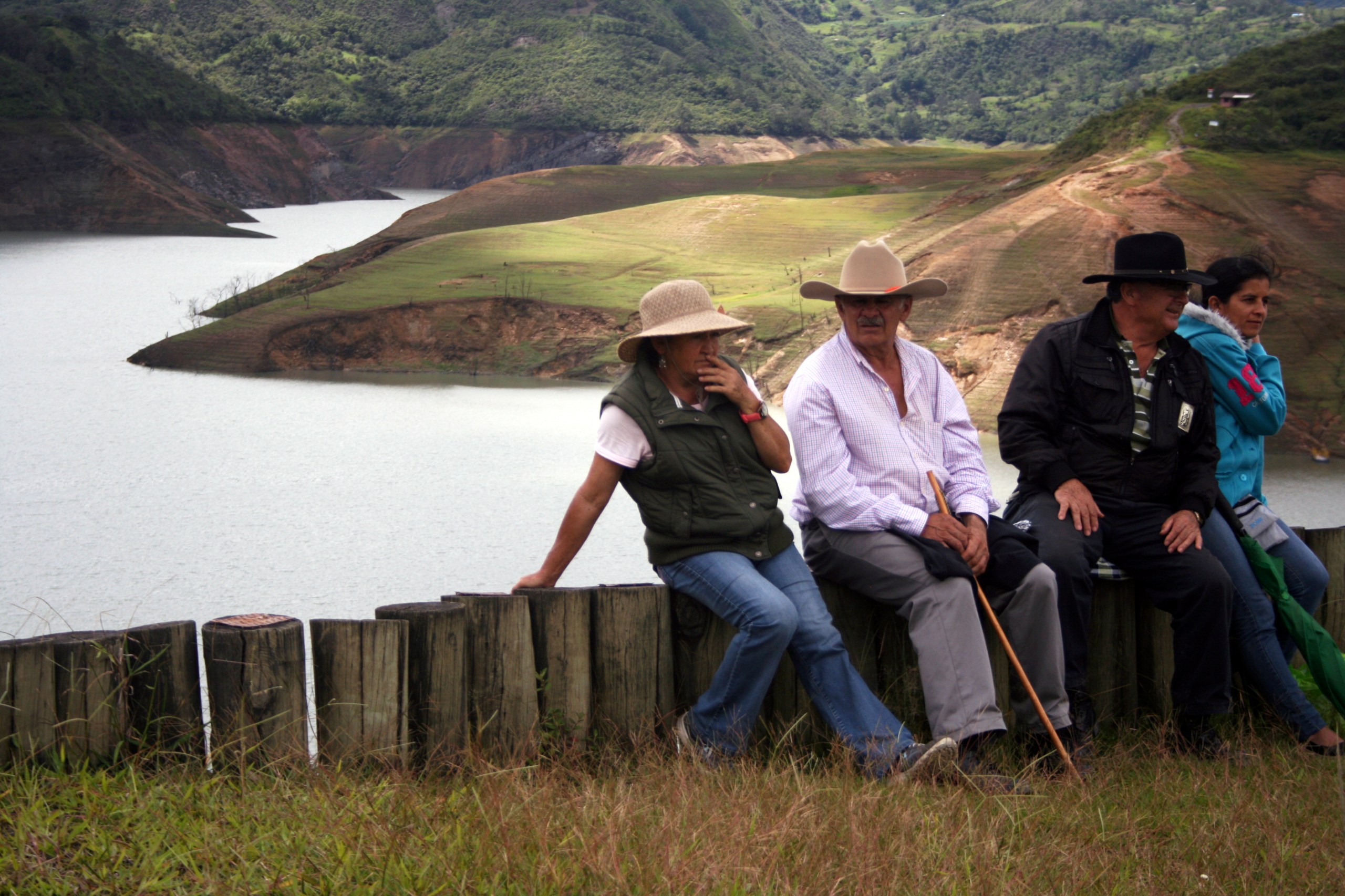 Habitantes de la región esperando el servicio de transporte