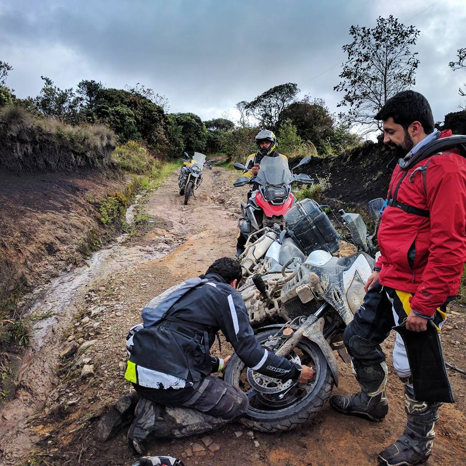 El resbalón se aprovecha para bajarle el aire a las llantas